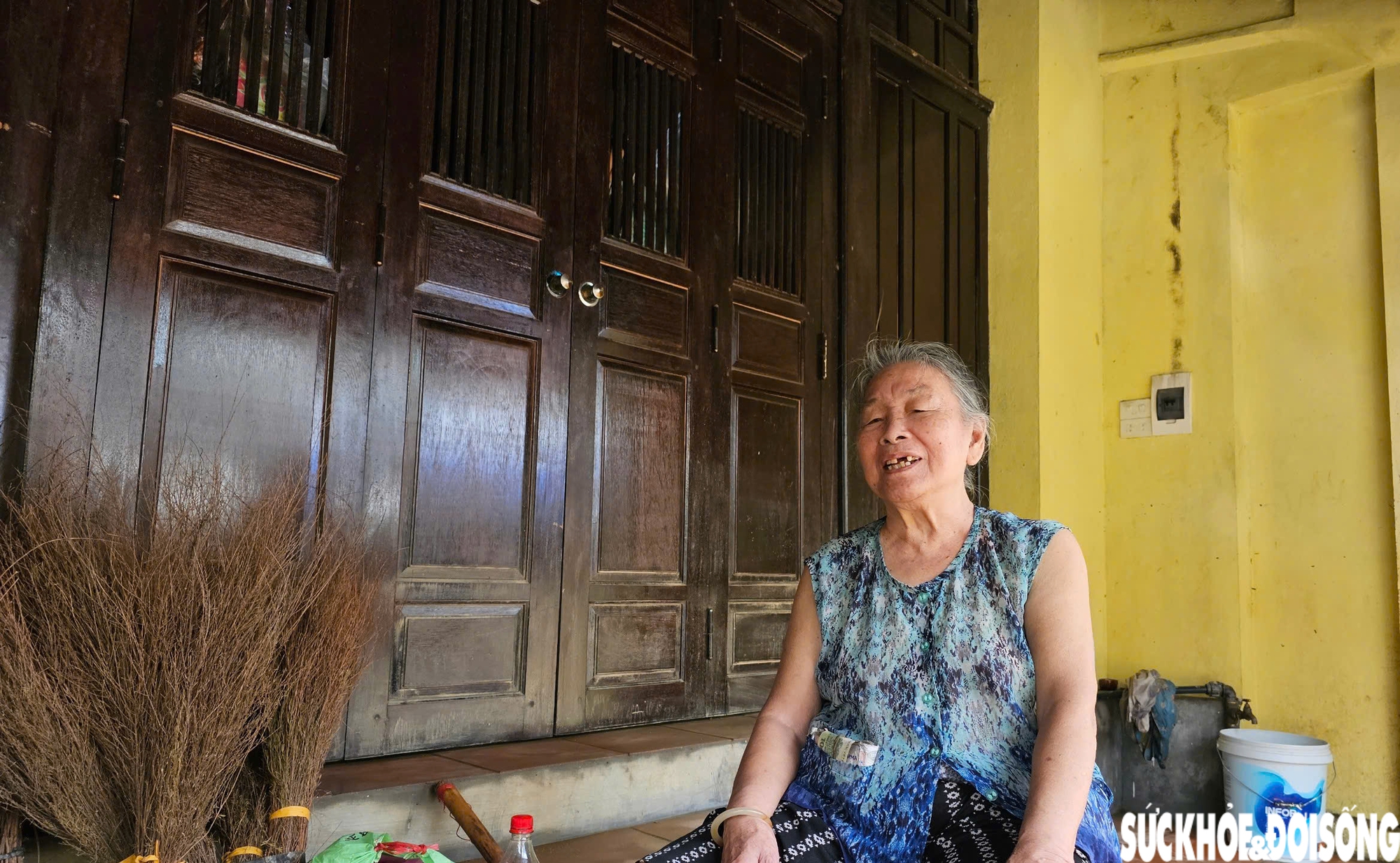 Ngồi nghỉ trước hiên nhà sau 1 ngày dài dọn dẹp, bà Phan Thị Diệu Liên (85 tuổi) vẫn hướng mắt nhìn xa ra phía sông Hương, nơi con nước vẫn đang chảy xiết. Nhà có bốn đứa con, nhưng ba đứa đi làm ăn xa, chỉ còn một đứa ở gần mà bị tật nguyền nên chỉ giúp được đôi chút. Trận lũ này nước lên nhanh lắm, mới chiều còn ở sân, chưa đầy tiếng đã tràn vào. Vợ chồng vội chạy lên tầng hai, còn đồ đạc cái nào kê được thì kê, cái nào không kịp thì đành chịu, bà Liên kể.