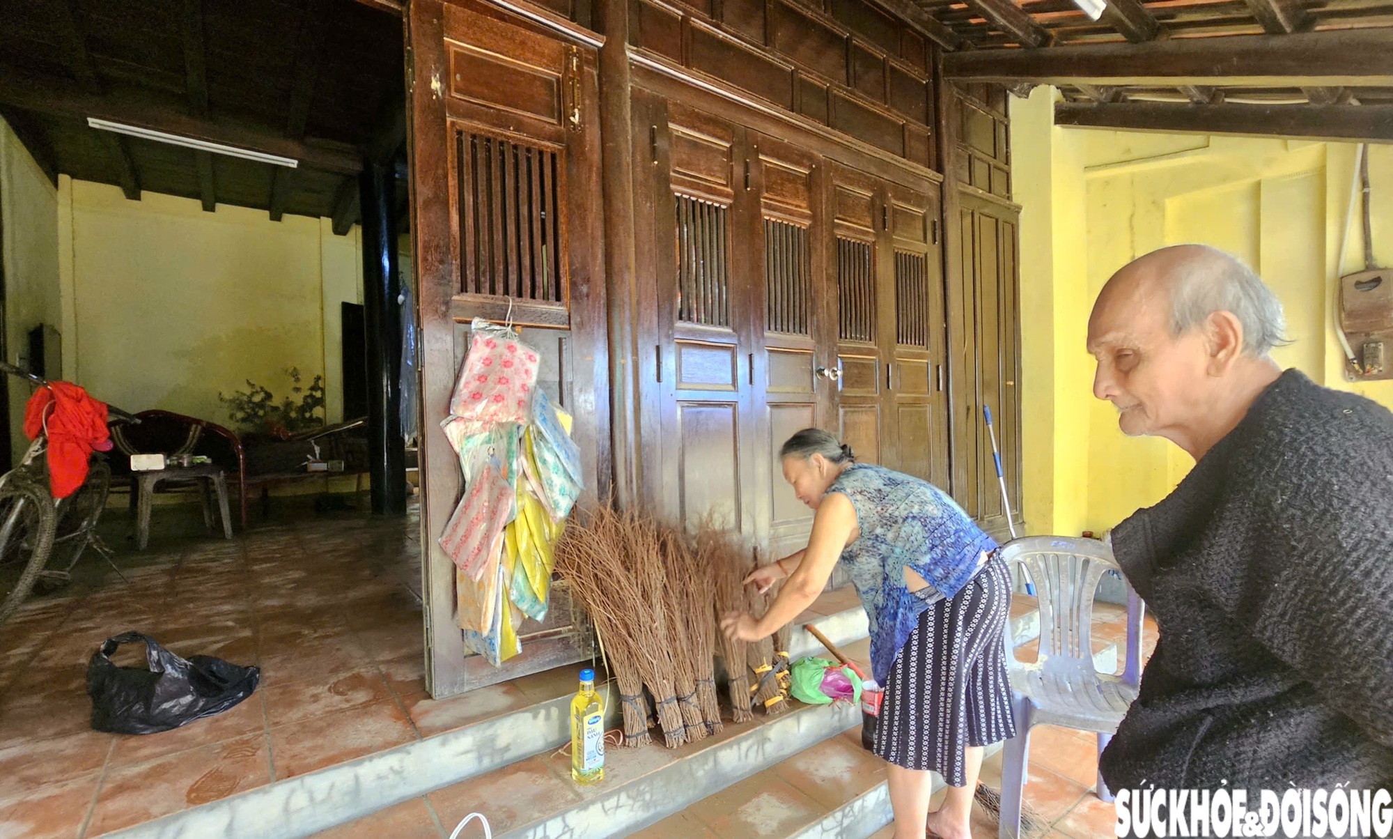 Ông Phạm Văn Tân (87 tuổi, chồng bà Liên) nói: Thực sự rất vất vả, quần áo mấy ngày ướt hết. Hôm nay mọi người giúp đỡ tặng quần áo mới để mặc.