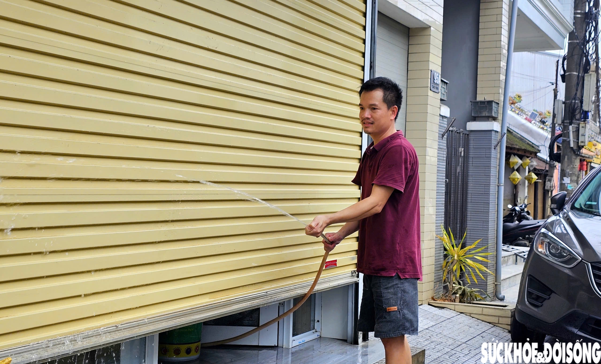 Cách nhà bà Liên không xa, anh Nguyễn Văn Quốc, chủ tiệm cho thuê đồ cưới đang bơm nước xịt rửa lại dãy cửa cuốn. Nước lũ lên nhanh khiến toàn bộ gian hàng bị ngập sâu. Dù kịp dọn bớt đồ lên cao, nhưng nước tràn mạnh khiến nhiều bộ váy hư hỏng nặng, anh Quốc nói.