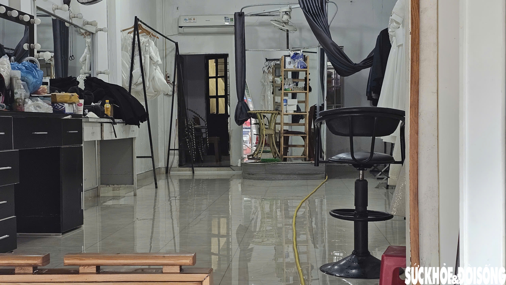 Anh Quốc cho biết, đã thuê và mở tiệm ở phố cổ Bao Vinh hơn bốn năm. So với lũ năm 2023, năm nay nước cao hơn khoảng 0,2m. Dù chủ động, nhưng do nhà ở xa, không kịp trở lại để xử lý. Giờ một số váy có thể giặt lại, nhưng nhiều bộ bị hư hoàn toàn, đành phải bỏ đi.