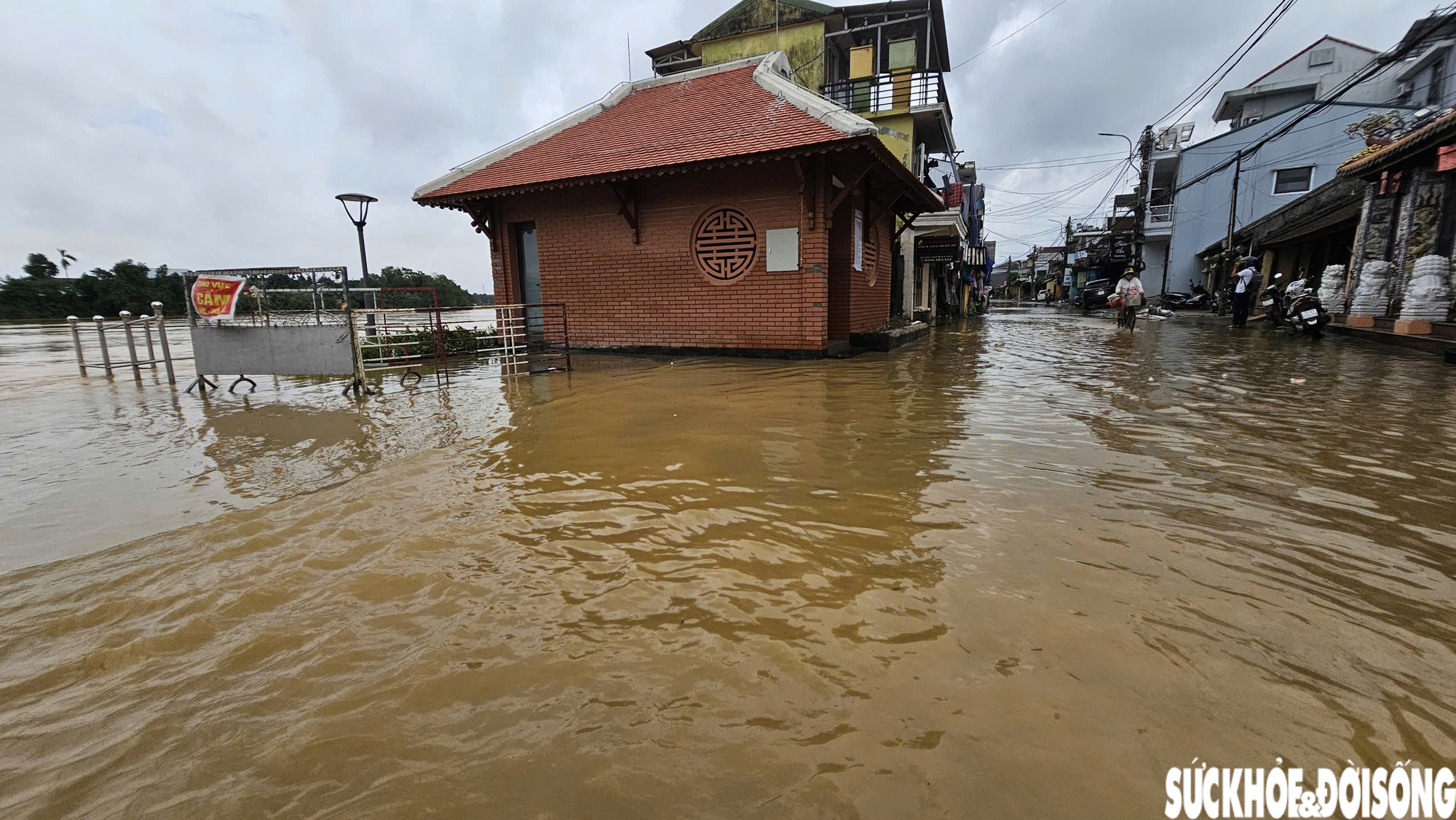 Ghi nhận tại phố cổ Bao Vinh chiều tối 1/11, một số đoạn đường vẫn còn ngập nước. Xe máy phải chạy chậm, nhiều người chọn cách dắt bộ vì sợ nước sâu.