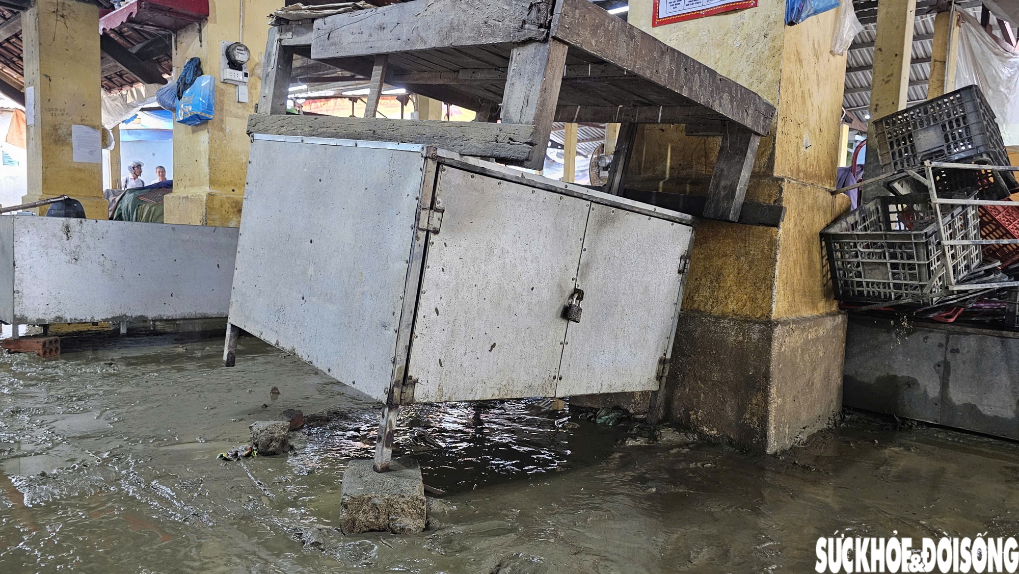 Theo ông Sân, những ngày chợ ngập, tiểu thương phải tạm bày hàng lên ven đường để buôn bán. Bán ở ngoài đường thì nguy hiểm, mất an toàn giao thông, dễ xảy ra tai nạn. Anh em trong tổ phải cố gắng dọn nhanh để đưa chợ hoạt động bình thường sớm nhất, ông Sân lo lắng nói.