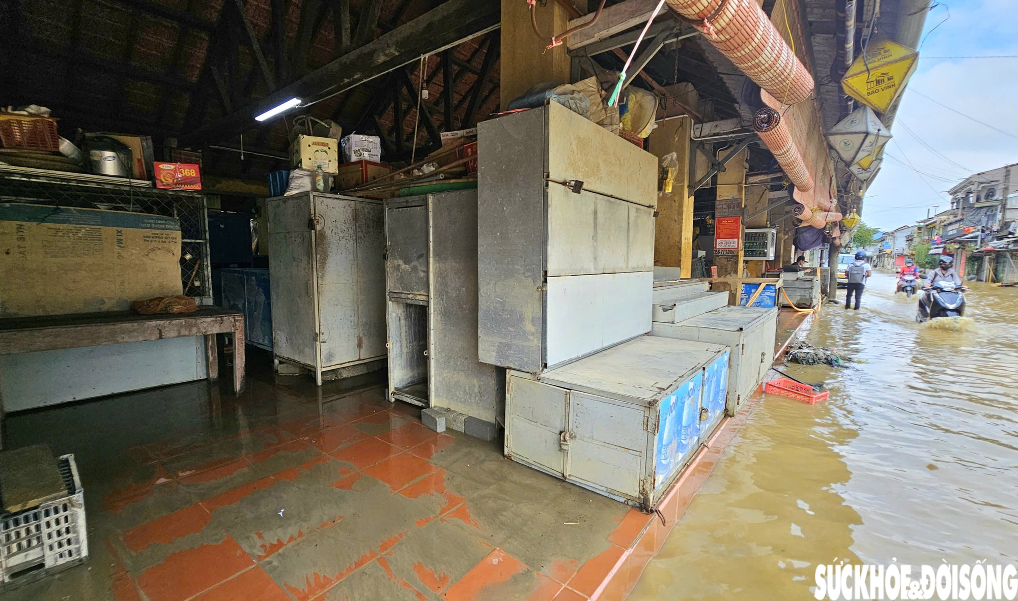 Chiều 27/10, nước dâng nhanh rồi tràn vô chợ. Nhờ được thông báo sớm nên bà con kịp kê hàng hóa, đưa đồ về nhà. Nhưng nước chảy xiết, nhiều thứ bị cuốn trôi, bàn ghế hư hỏng. Giờ phải làm sạch hết lớp bùn chợ mới hoạt động lại được, ông Sân nói.