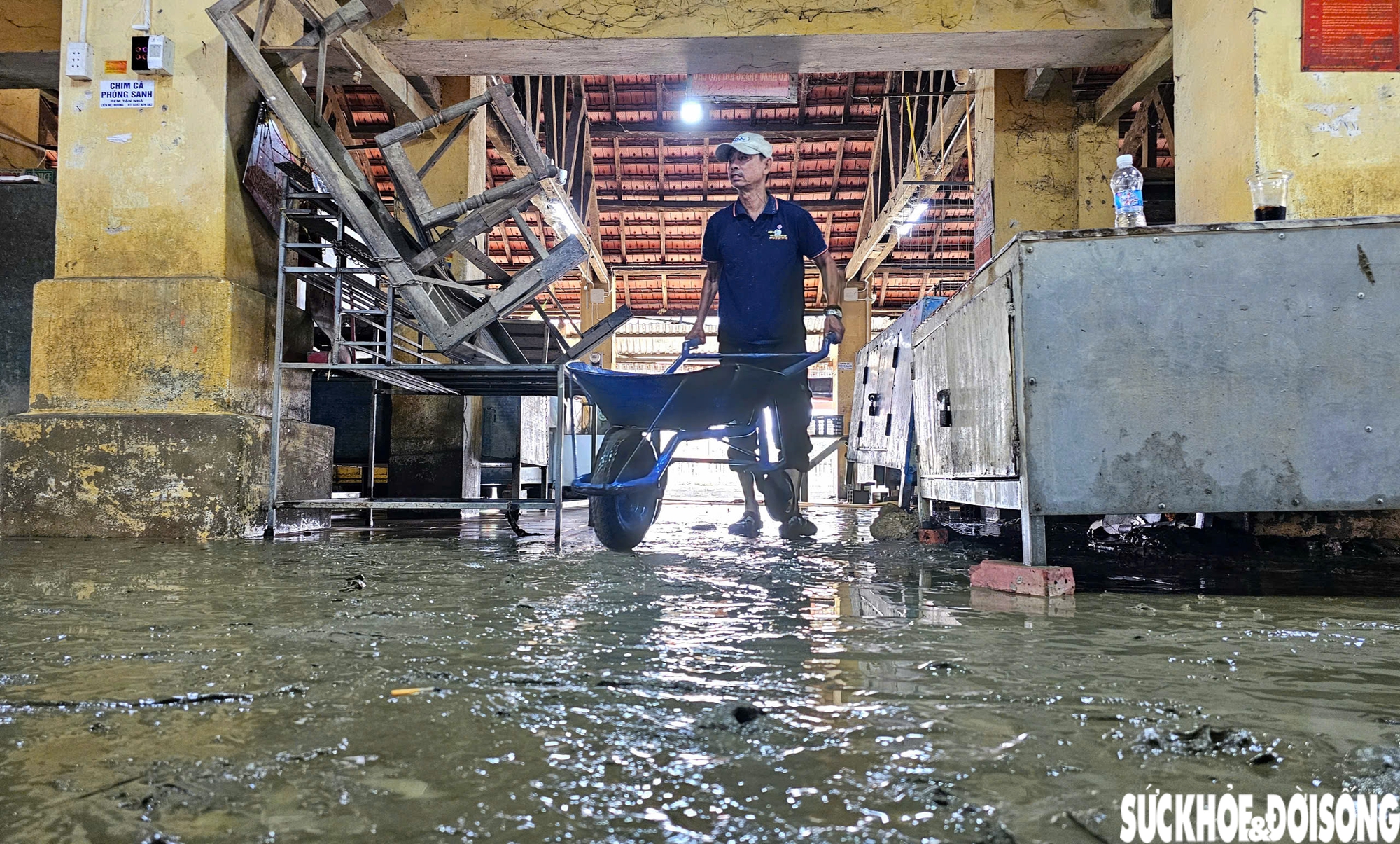 Người dân tiến hành dọn dẹp tại chợ Bao Vinh.