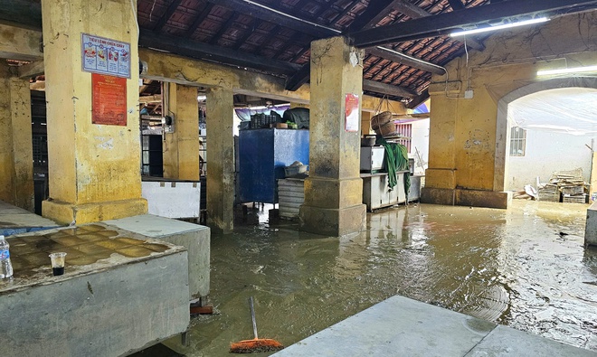 Người dân phố cổ Bao Vinh gượng dậy sau lũ lịch sử - 12