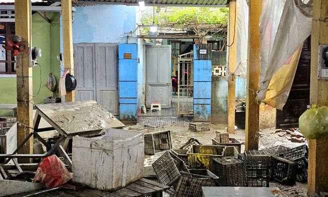 Sau lũ lượng lớn bùn đất và rác thải bủa vây chợ Bao Vinh.