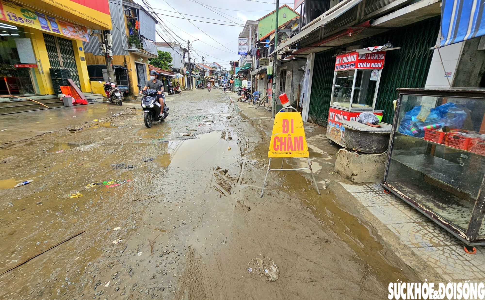 Lãnh đạo UBND phường Hóa Châu cho biết, toàn Tổ dân phố Bao Vinh có 335 ngôi nhà bị ngập sâu trên 0,5m trong đợt lũ vừa qua. Hiện nước rút cơ bản, không còn nhà bị ngập sâu, nhưng hậu quả vẫn còn đó. Nhiều tuyến đường vẫn bị bùn đất bao phủ, giao thông khó khăn.