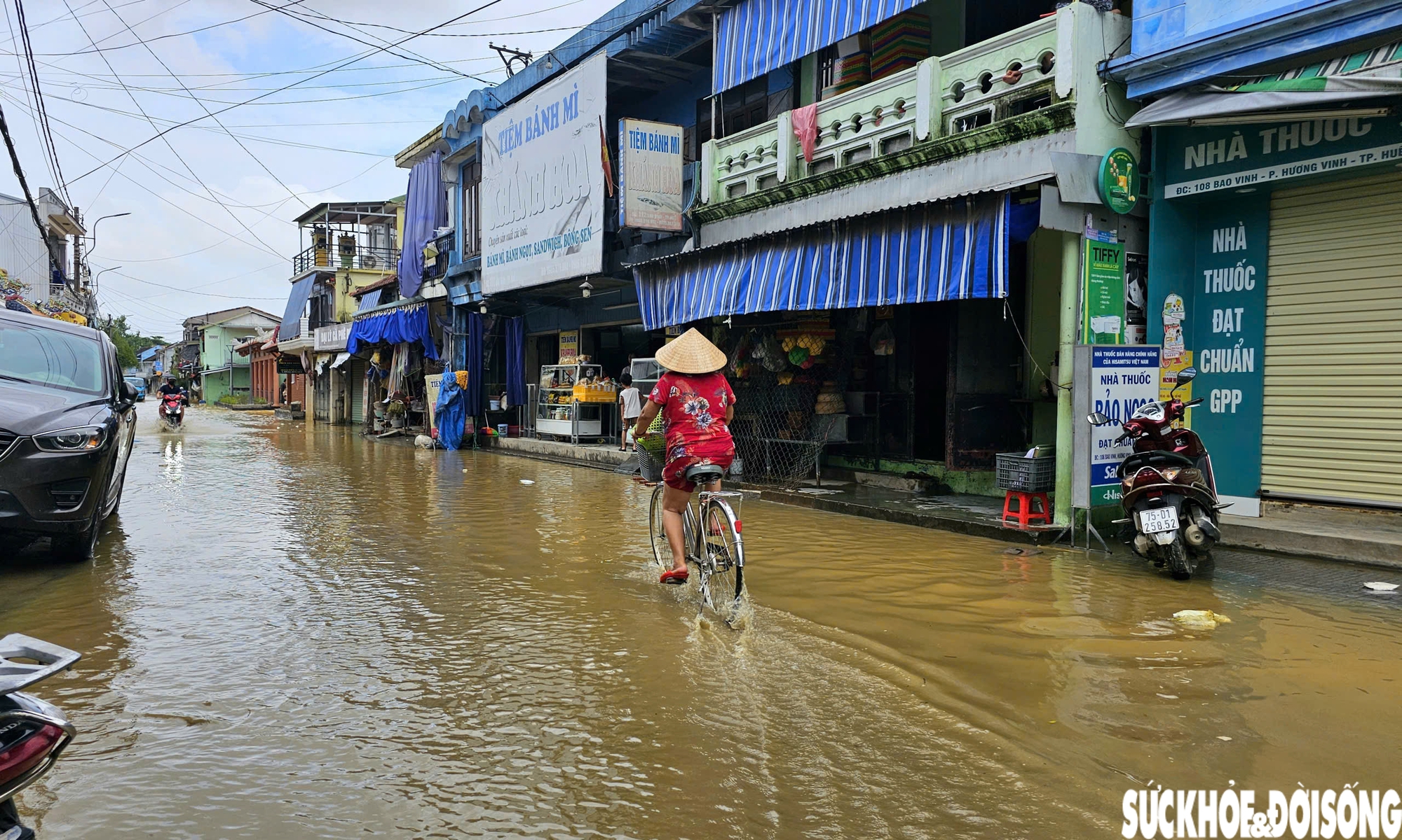 Phố cổ Bao Vinh cách Kinh thành Huế vài km về phía Đông. Nơi đây một thời là thương cảng sầm uất của xứ Đàng Trong vào thế kỷ XVIII và Kinh thành Phú Xuân giai đoạn đầu của triều đại nhà Nguyễn.
