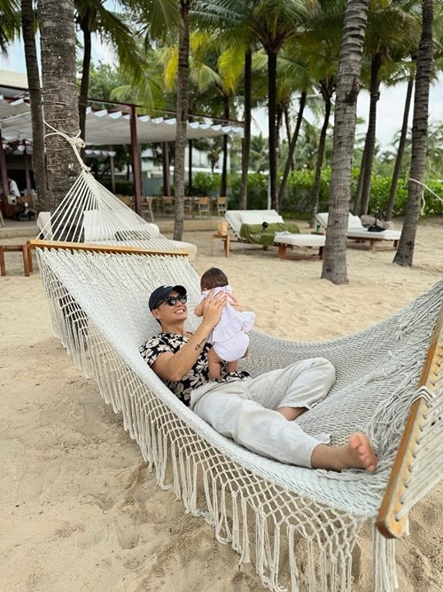Huy Trần hé lộ khoảnh khắc chơi đùa cùng con gái trên bờ biển. Ảnh: Instagram Huy Trần.