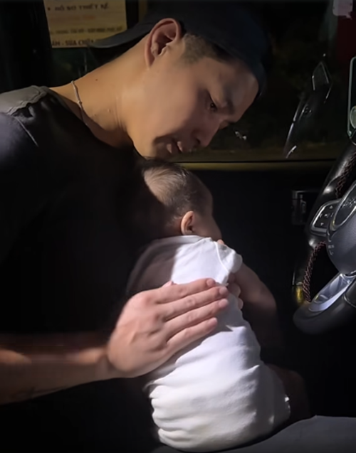 Chồng Ngô Thanh Vân khéo chăm sóc con gái nhỏ. Trong ảnh, Huy Trần ân cần vỗ lưng cho bé Gạo ợ hơi. Ảnh: Instagram Huy Trần.