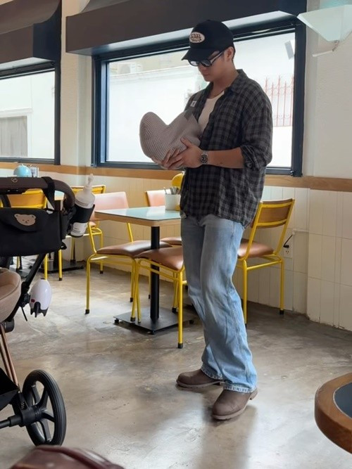 Huy Trần chia sẻ khoảnh khắc ru con ngủ. Ảnh: Instagram Huy Trần.