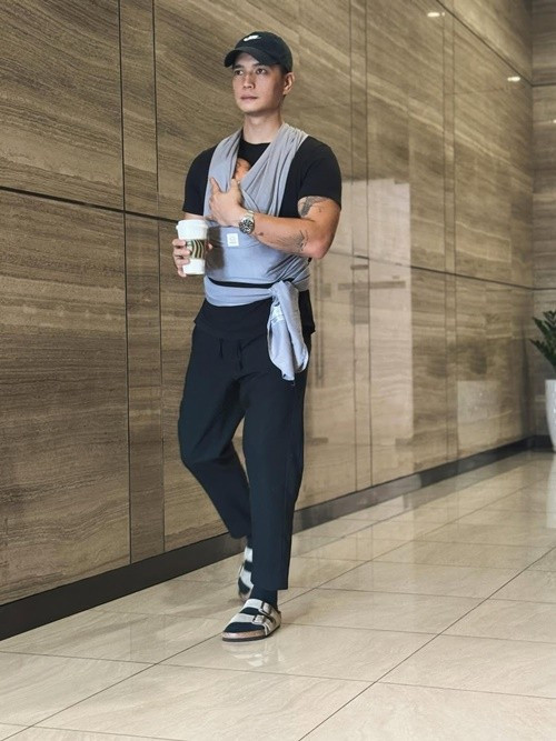 Chồng Ngô Thanh Vân địu con nhỏ mỗi khi ra ngoài. Ảnh: Instagram Huy Trần.