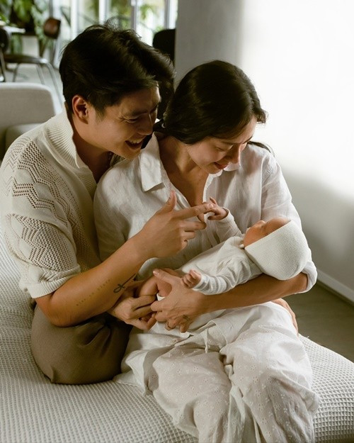 Khi con gái chào đời, Huy Trần trải lòng: Chỉ một tiếng khóc thôi, tôi đã hiểu trọn vẹn ý nghĩa của đời mình — đó là yêu thương và chở che cho hai mẹ con đến khi thế giới ngừng quay. Ảnh: FB Ngô Thanh Vân.