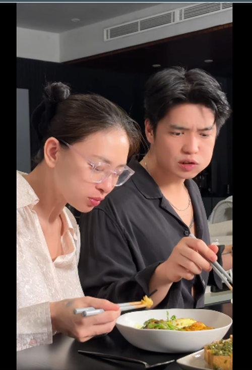 Mẹ bỉm trông em mà lướt thấy thèm quá nên papa Huy ra tay vào bếp nấu ngay bánh bao xá xíu phô mai, Huy Trần chia sẻ. Ảnh: Instagram Huy Trần.