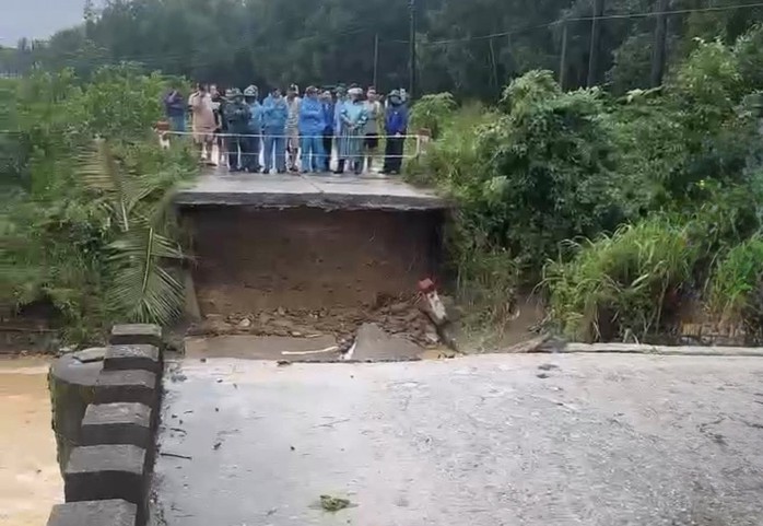 Nước lũ cuốn trôi cầu Cây Sung