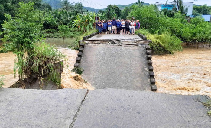 Cầu Cây Sung bị lũ cuốn trôi