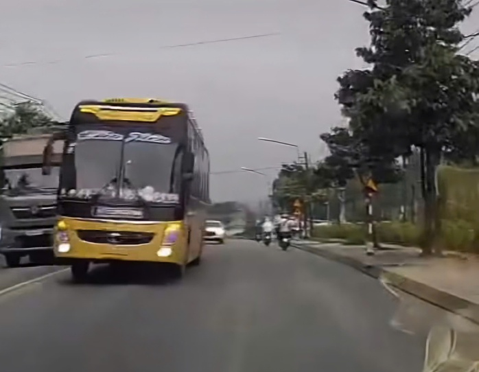 Chiếc xe khách và xe ô tô chạy ngược chiều bất chấp nguy hiểm