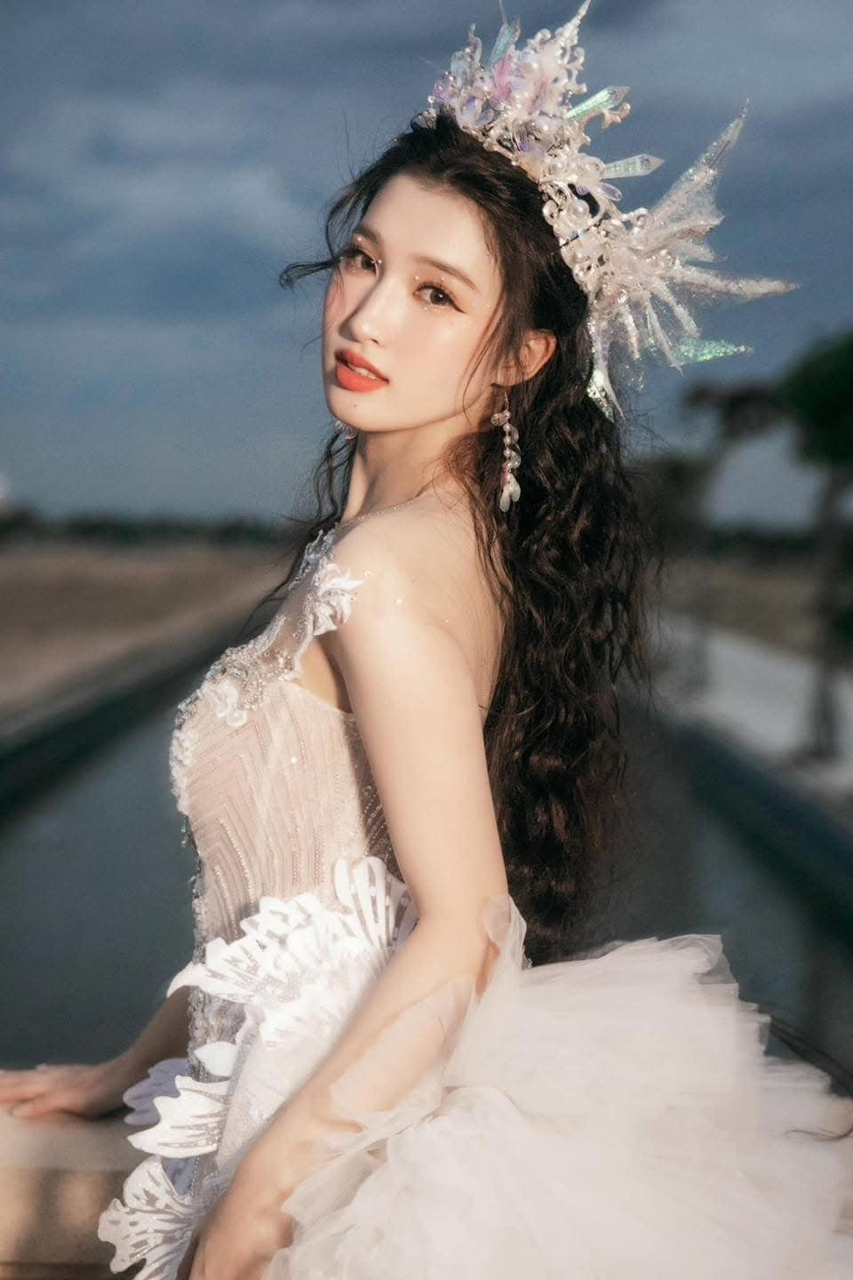 Ở thời điểm trước khi lấy chồng, Phương Nhi theo đuổi phong cách nhẹ nhàng, nữ tính, đặc biệt là trong giai đoạn đại diện Việt Nam tham gia Miss International 2023.