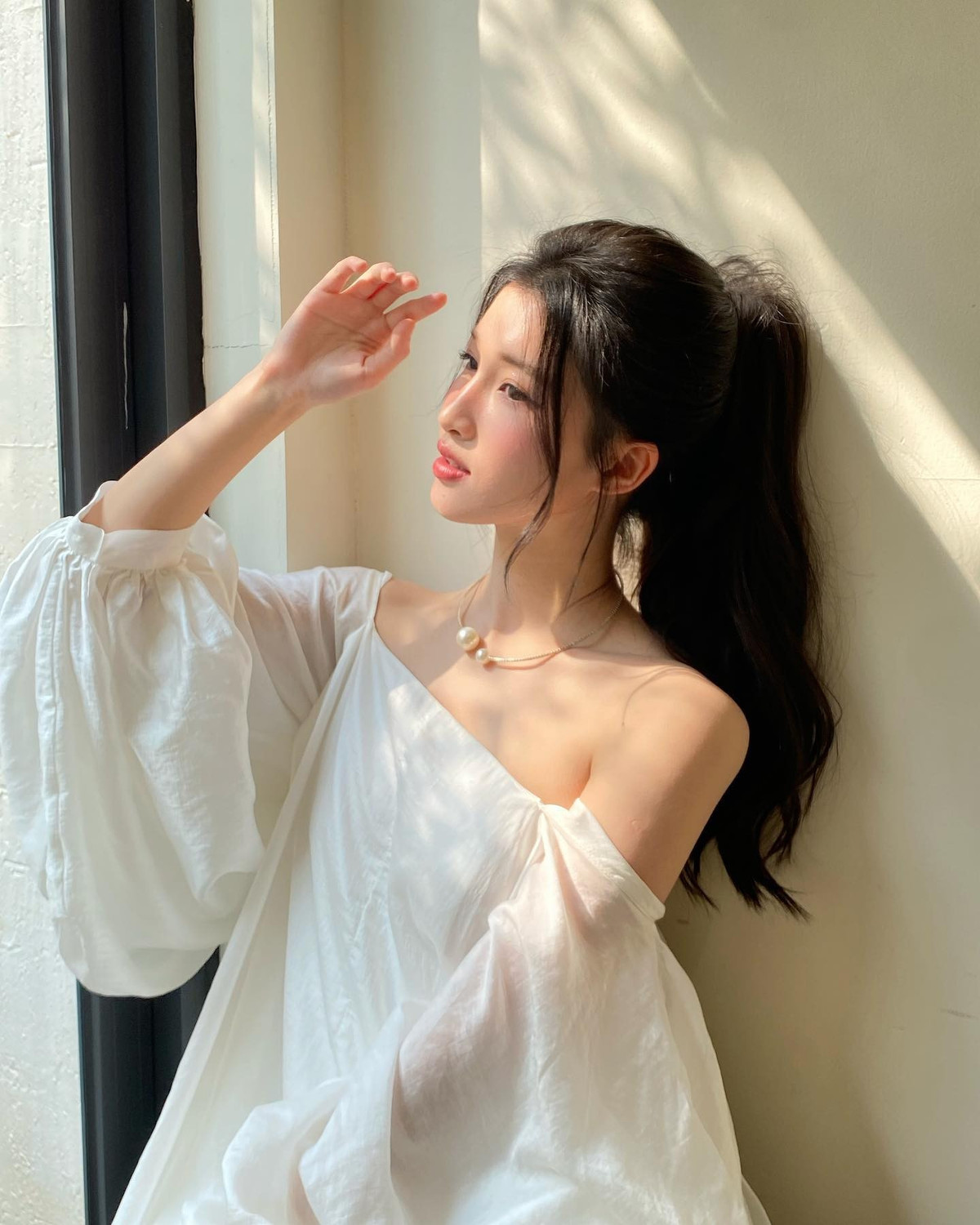 Mỗi lần xuất hiện tại sự kiện, cô đều mang đến một phong cách mới mẻ – khi thì thanh lịch, khi thì ngọt ngào, lúc lại sang trọng, quyến rũ.