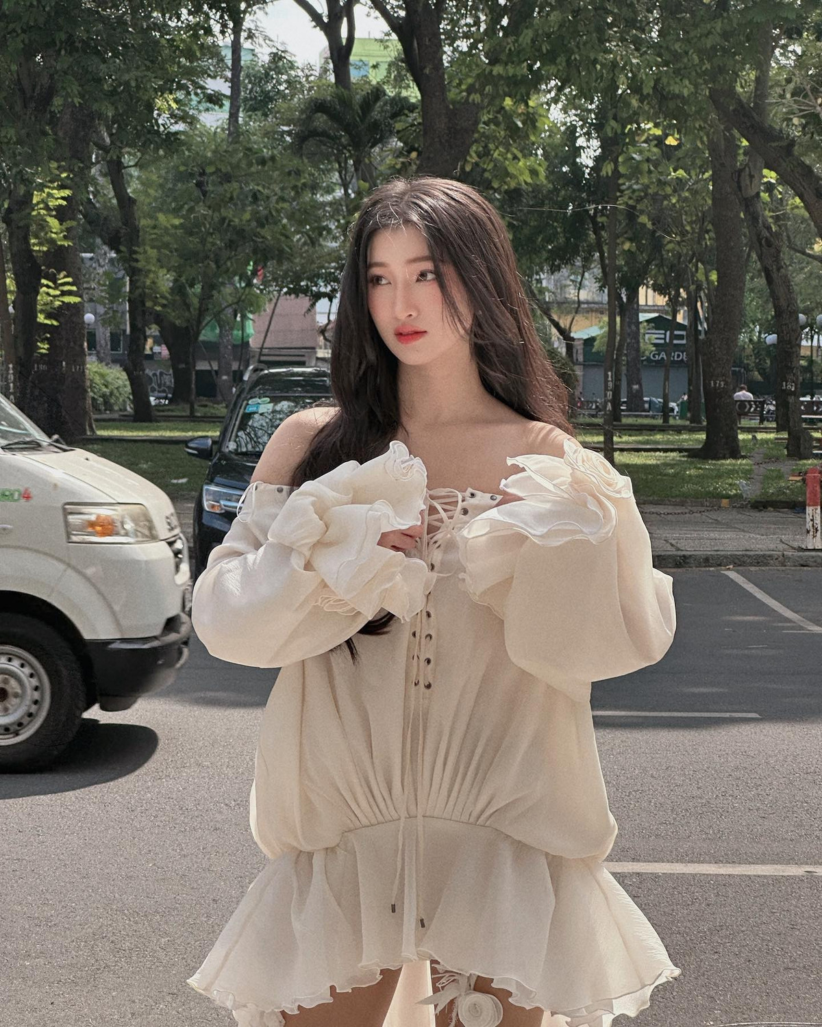 Gương mặt hài hòa, ánh mắt biết nói cùng nụ cười tỏa nắng giúp Phương Nhi chiếm trọn cảm tình của khán giả ngay từ những ngày đầu bước chân vào làng giải trí.