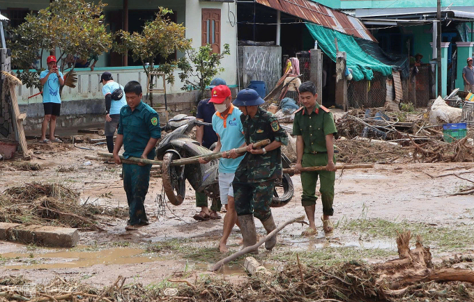 Nhiều xe máy hư hỏng do bùn đất vùi lấp. Ảnh: Việt Quốc