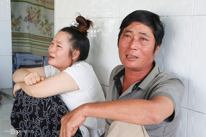 Ông Lê Nguyễn Anh Kha cùng người con gái đầu sau sự cố lũ quét. Ảnh: Việt Quốc