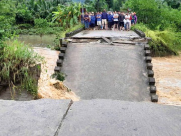 VIDEO: Nước lũ cuốn trôi cầu Cây Sung ở Quảng Ngãi