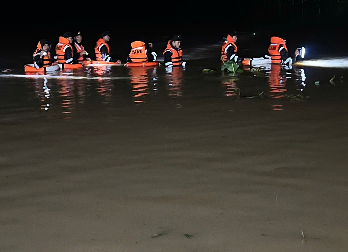 Lực lượng chức năng đã nỗ lực cứu hộ những đã không thể cứu được mạng sống cho bé.