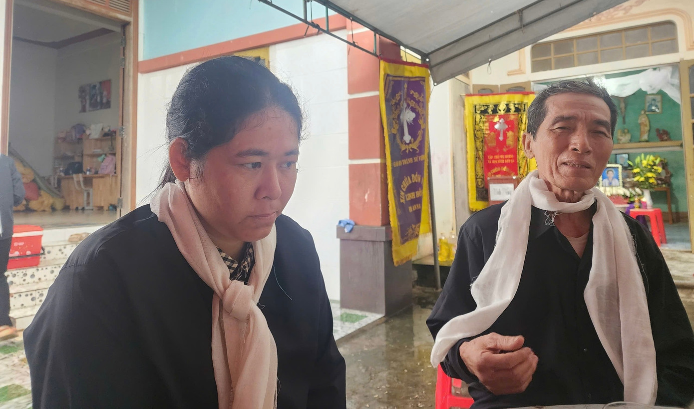 Chị Cao Thị Thơm, cùng bố đẻ là ông Cao Văn Ninh trước bàn thờ của 3 đứa trẻ.