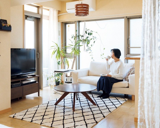 Cảm giác bị coi thường khiến bà như nghẹt thở. Sau bữa trưa, bà nói mình mệt và tự đặt vé xe về quê. Ảnh minh họa