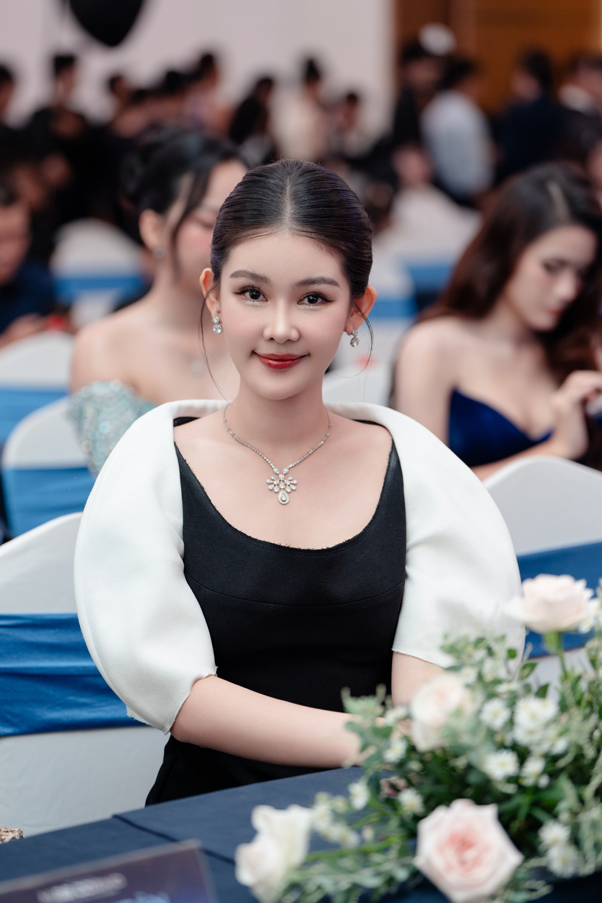 Ngoài Lý Nhã Kỳ, Hội đồng Giám khảo của mùa giải đầu tiên của Miss Cosmo TP HCM còn có: Hoa hậu Đại dương Việt Nam 2017 Lê Âu Ngân Anh, Hoa hậu Toàn Cầu 2025 Nguyễn Đình Như Vân và doanh nhân Nguyễn Lê Lâm Ngân.