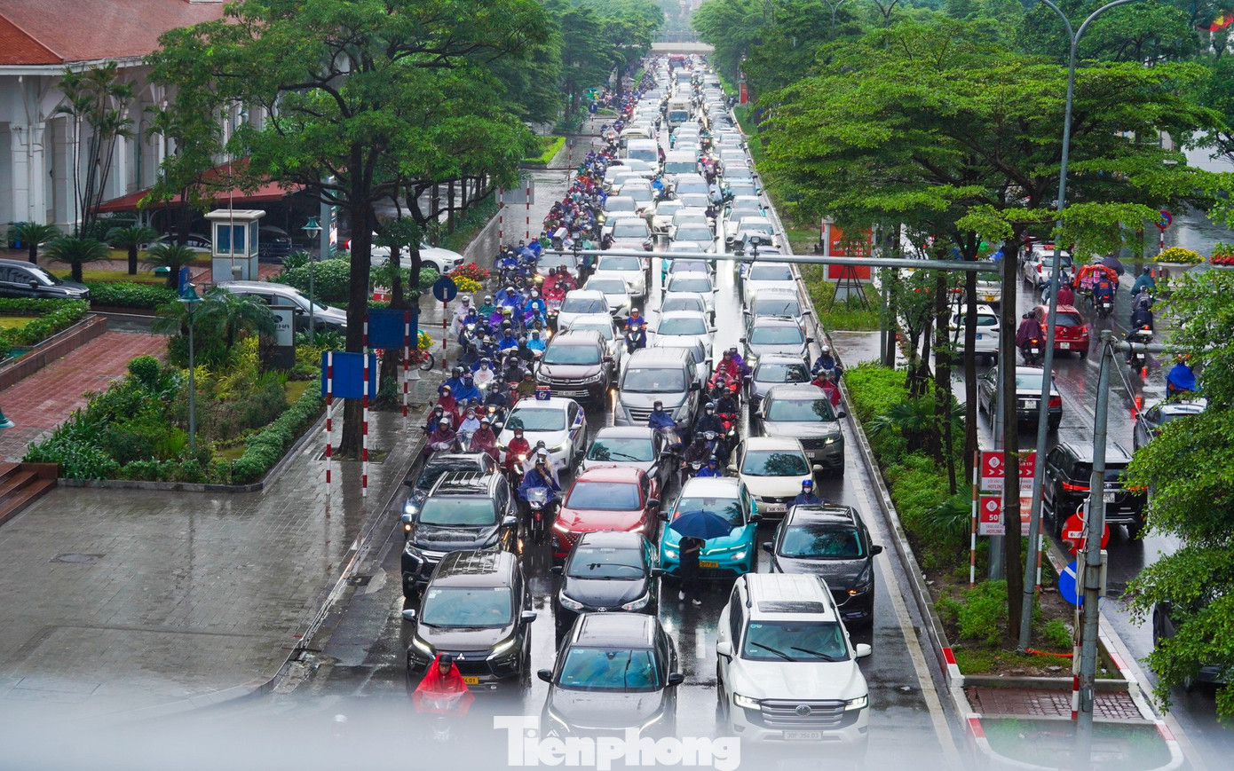 Người Hà Nội co ro trong mưa lạnh 18°C sáng đầu tuần - 8