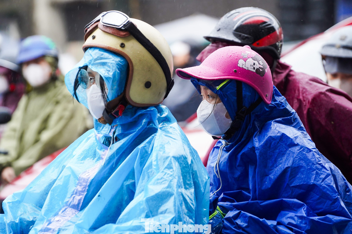 Mưa phùn bao phủ, độ ẩm tăng cao khiến không khí thêm buốt lạnh. Người đi đường co ro trong cái rét đầu mùa.