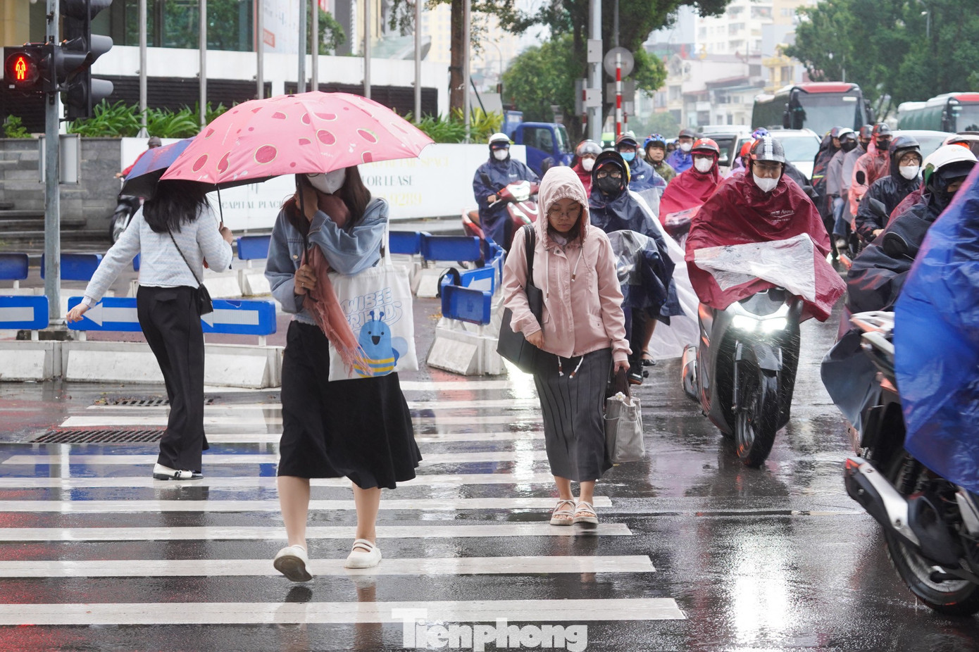 Trên các tuyến đường, người dân đi làm, đi học co ro trong những lớp áo dày, đội mũ, quàng khăn len để chống lại cái lạnh.
