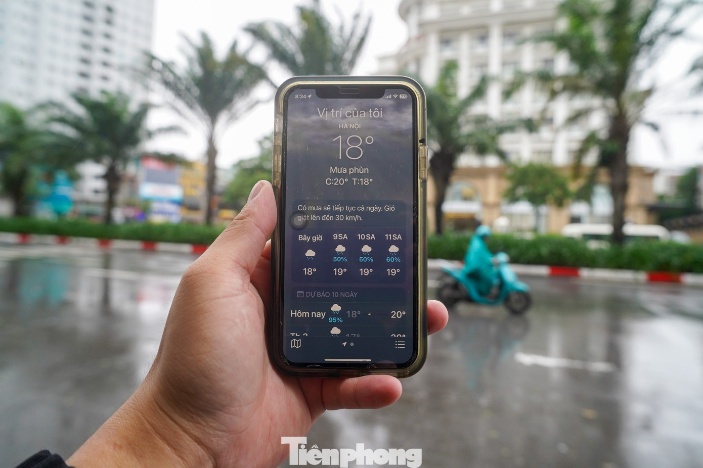 Sáng nay (3/11), Hà Nội mưa phùn lất phất, nhiệt độ chỉ còn khoảng 18°C. Cái se lạnh đầu mùa phủ kín những con phố vắng người qua lại.