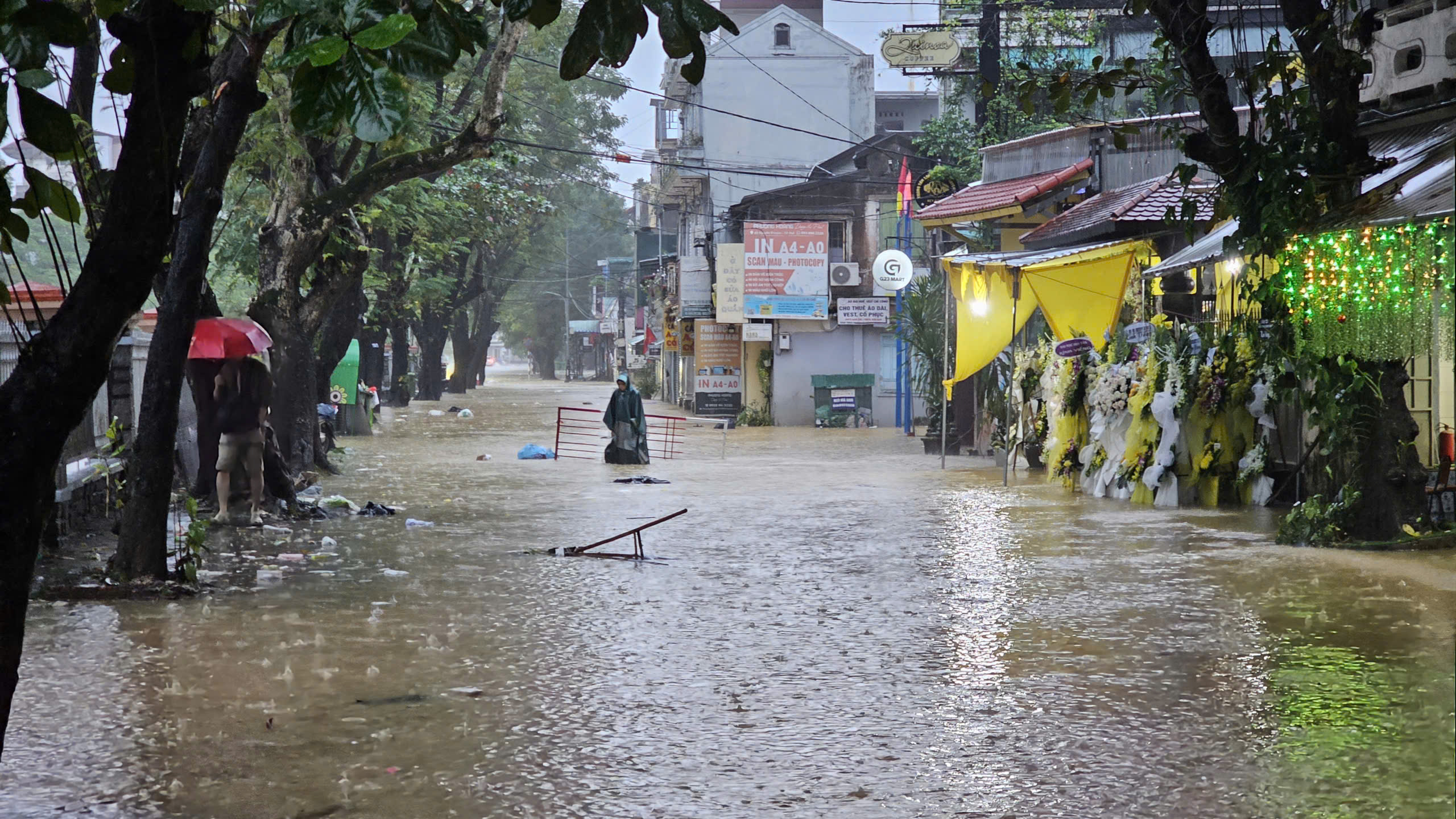 Lũ amp;#34;tập 3amp;#34; bắt đầu tại Huế, cảnh báo diễn biến phức tạp do bão Kalmaegi - 4