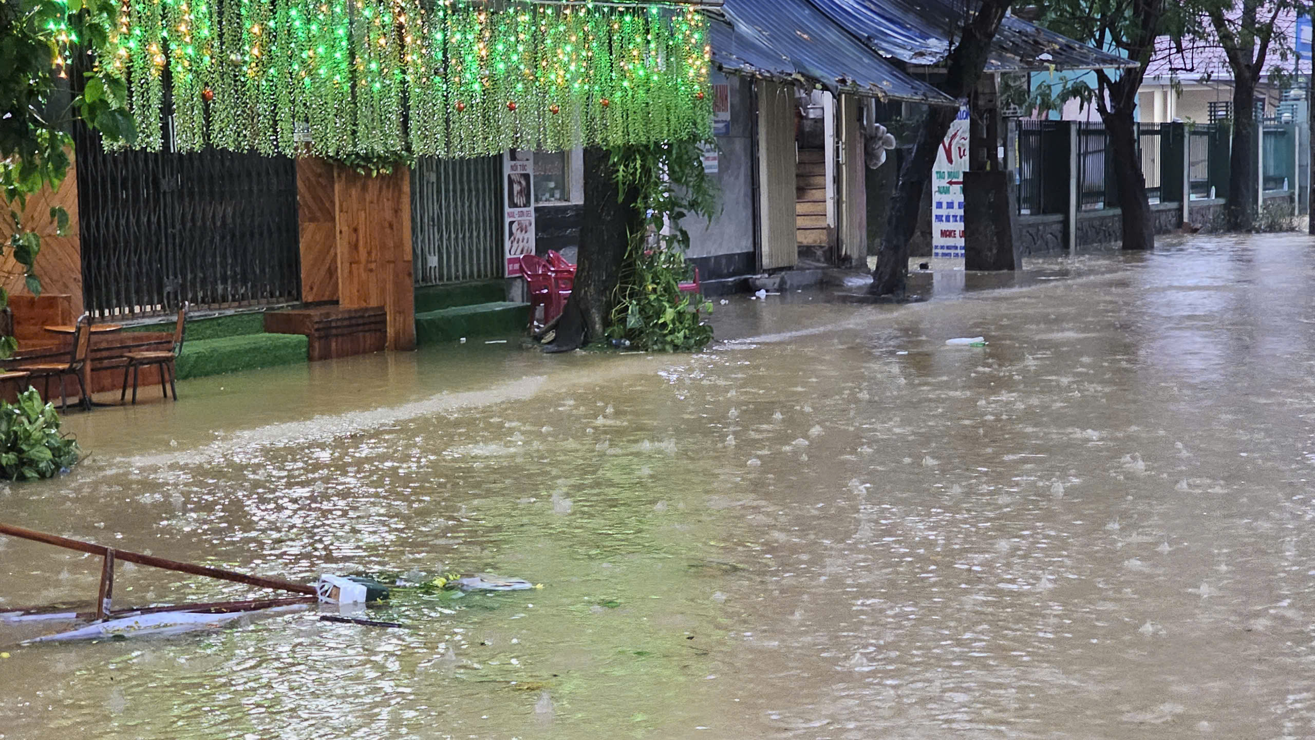 Lũ amp;#34;tập 3amp;#34; bắt đầu tại Huế, cảnh báo diễn biến phức tạp do bão Kalmaegi - 7