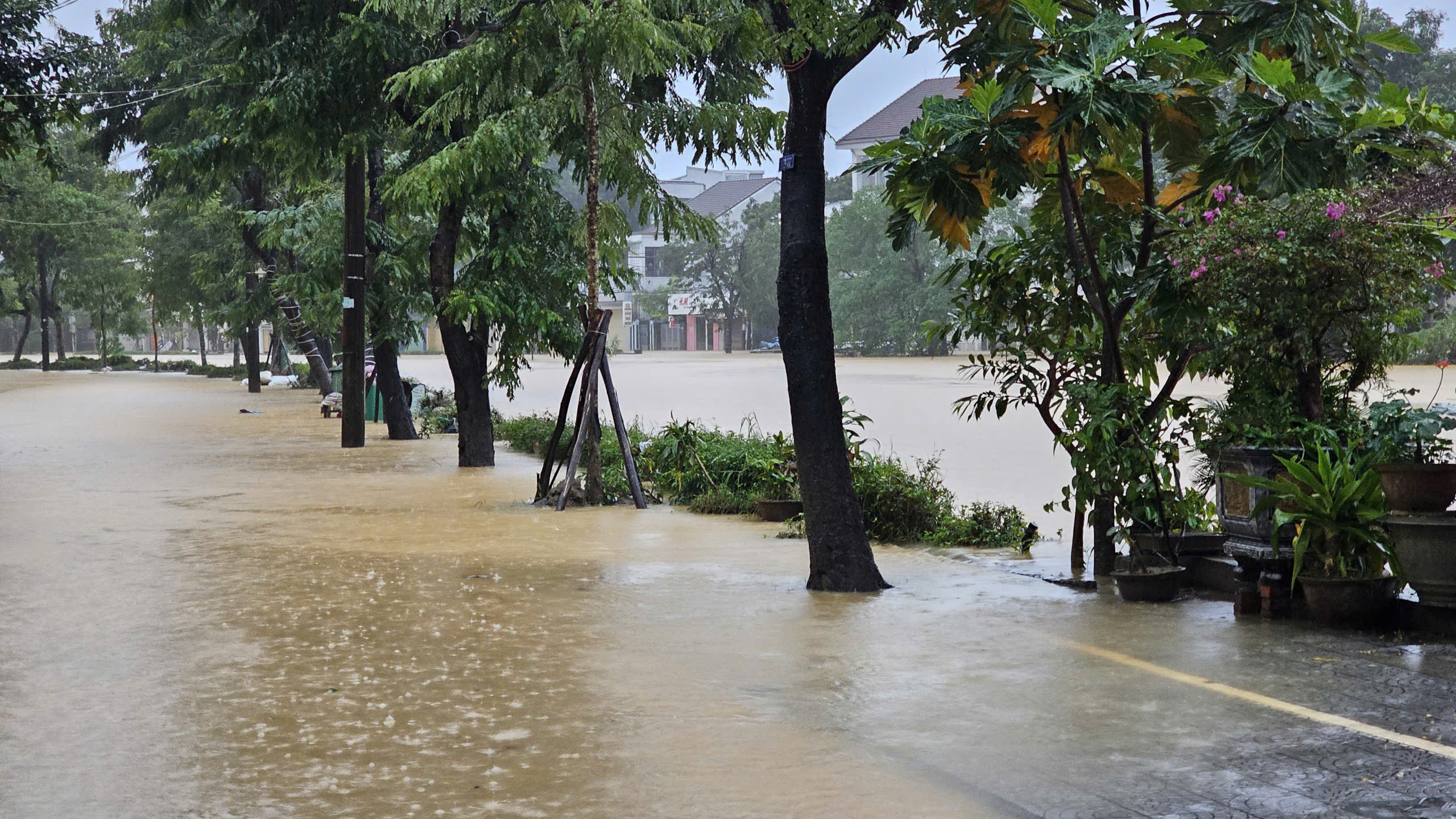 Lũ amp;#34;tập 3amp;#34; bắt đầu tại Huế, cảnh báo diễn biến phức tạp do bão Kalmaegi - 6