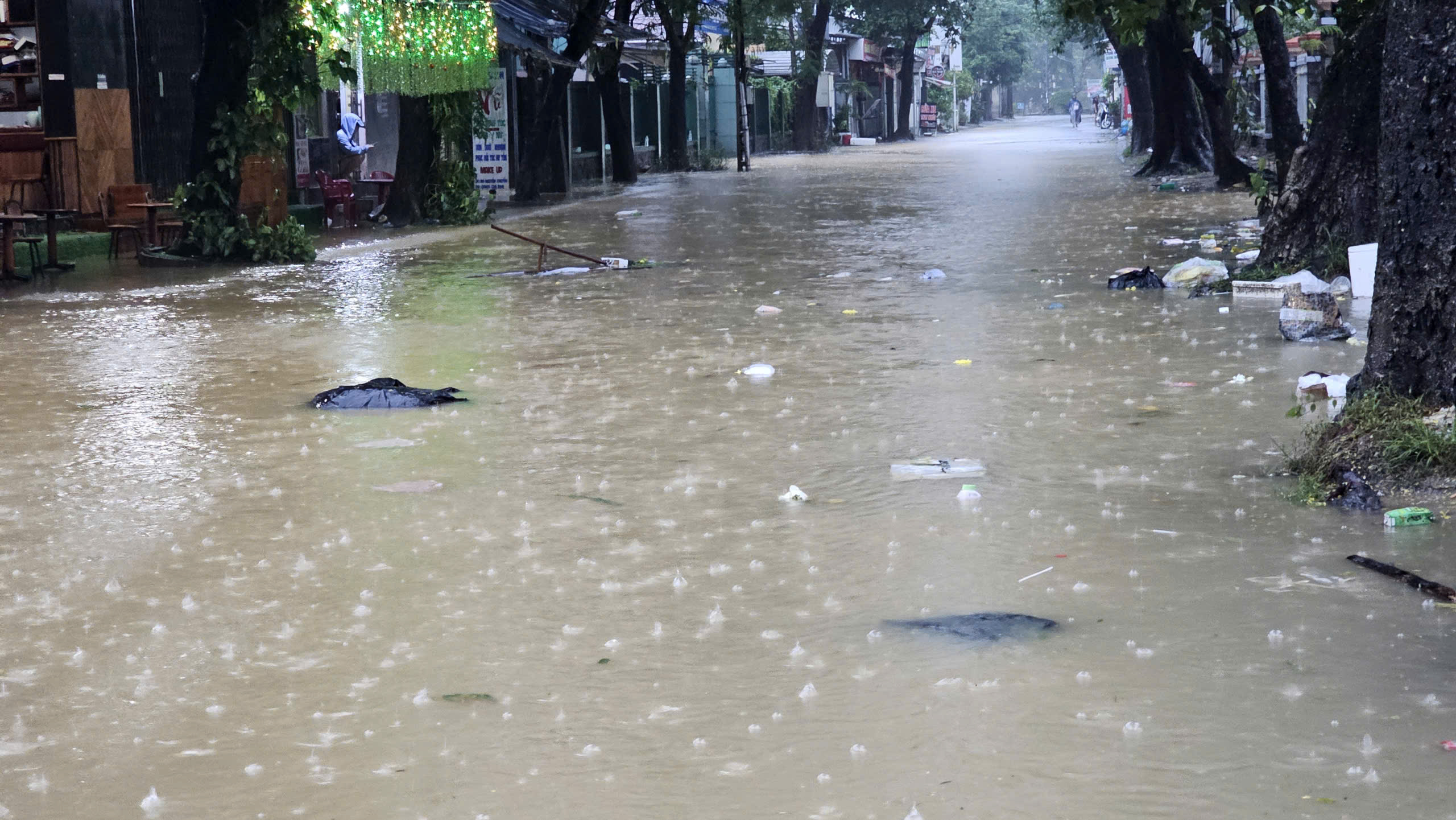 Lũ amp;#34;tập 3amp;#34; bắt đầu tại Huế, cảnh báo diễn biến phức tạp do bão Kalmaegi - 10