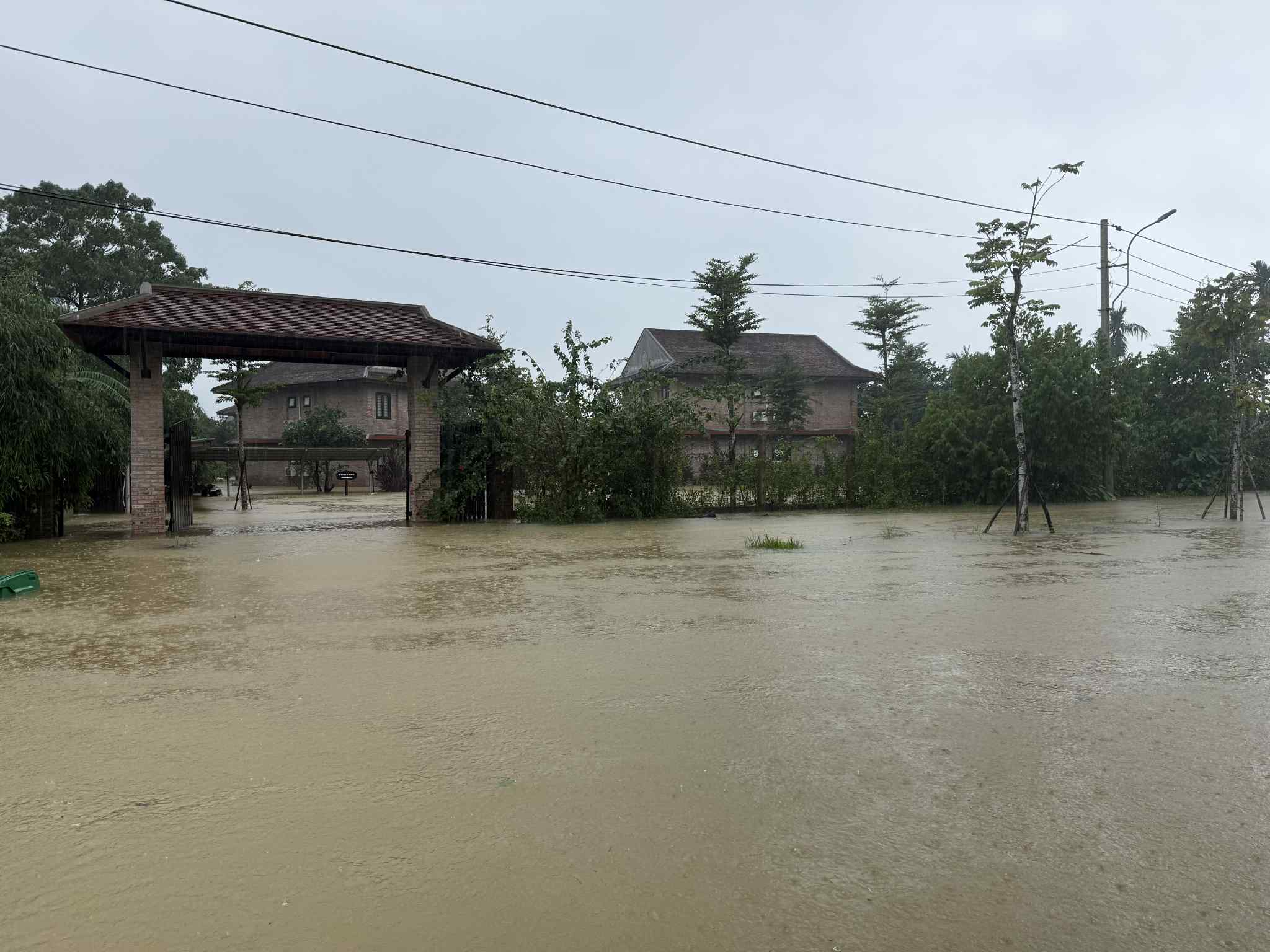 Lũ amp;#34;tập 3amp;#34; bắt đầu tại Huế, cảnh báo diễn biến phức tạp do bão Kalmaegi - 13