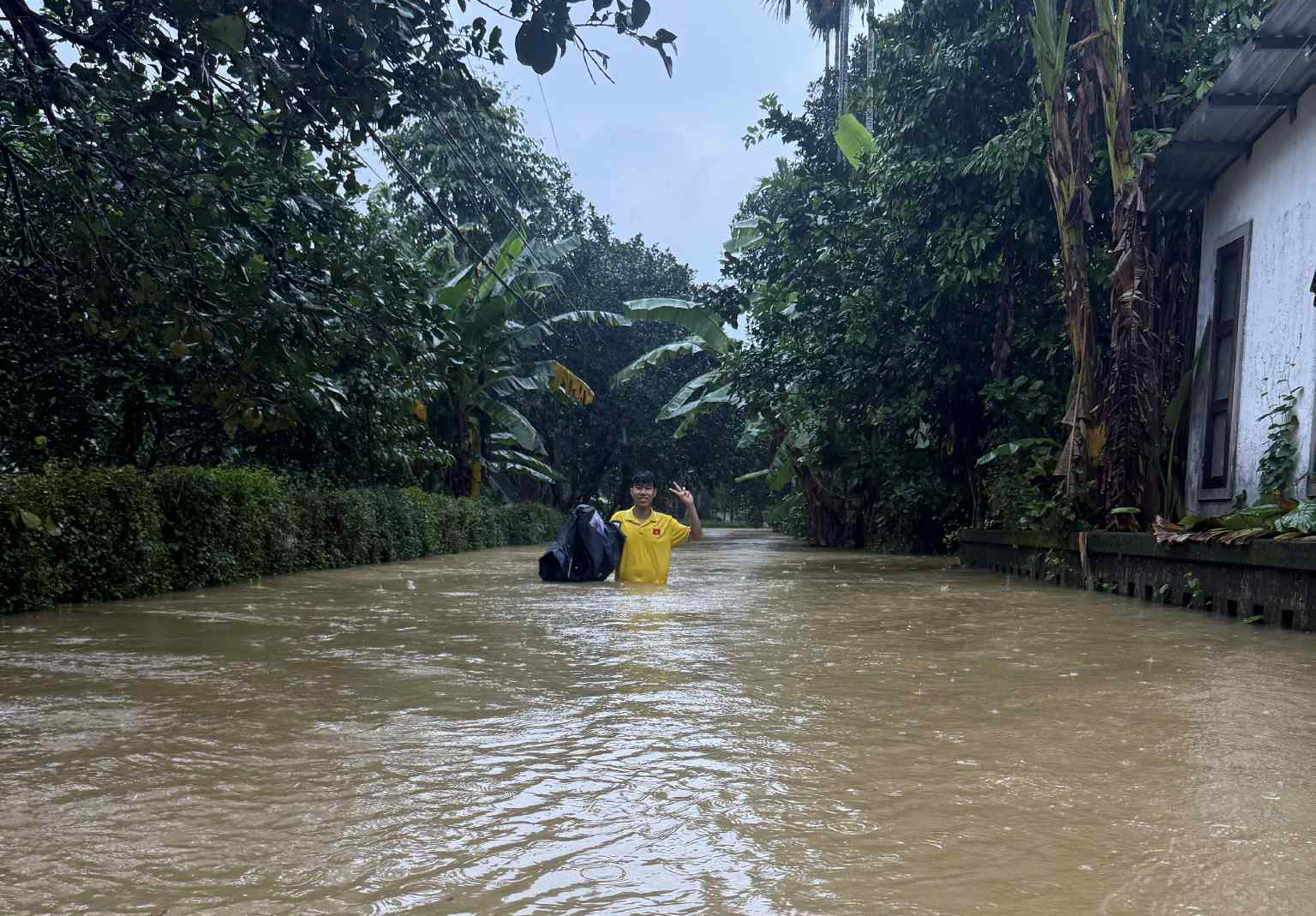 Lũ amp;#34;tập 3amp;#34; bắt đầu tại Huế, cảnh báo diễn biến phức tạp do bão Kalmaegi - 15