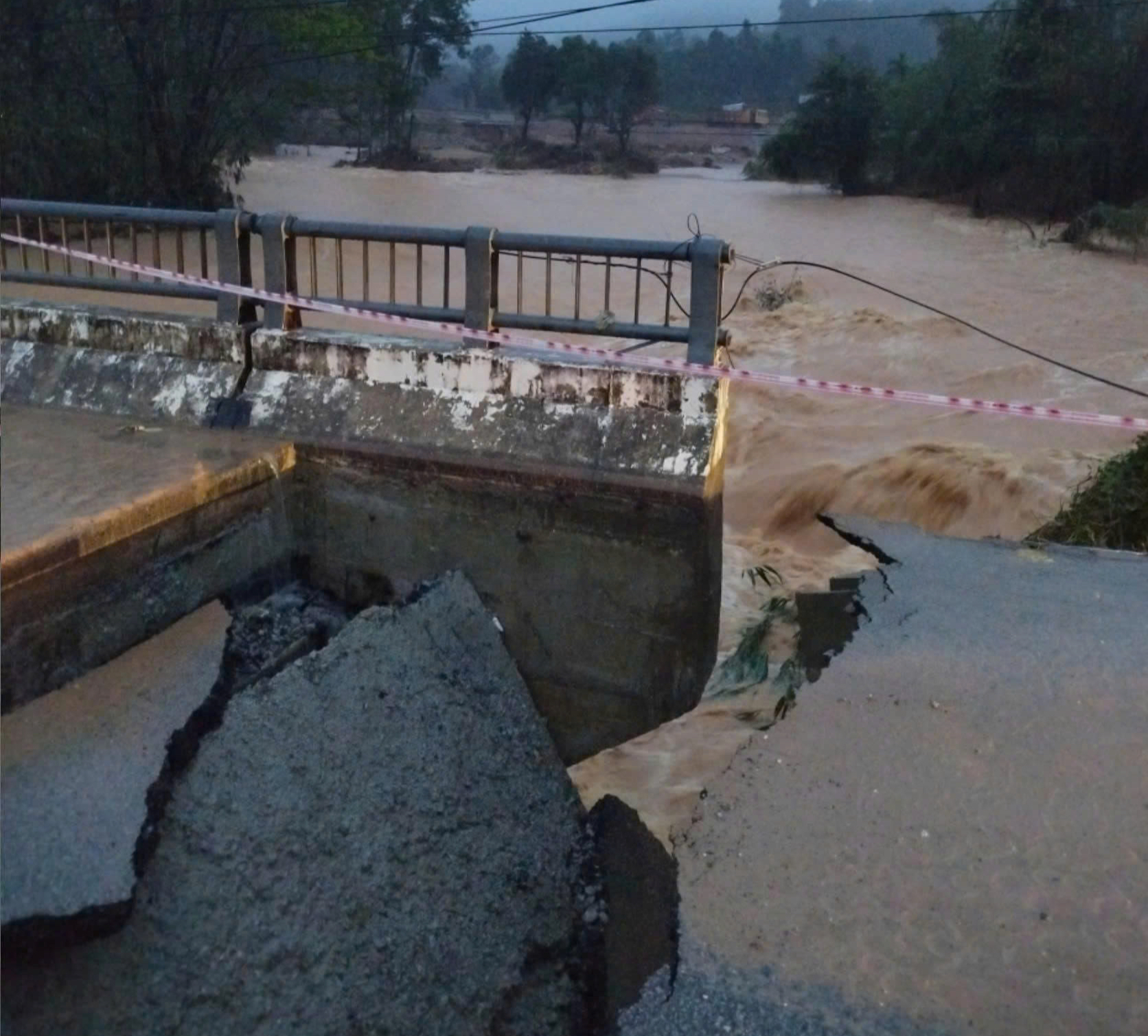Khoảng 5 giờ 30 phút sáng nay, mố cầu Phú Mậu tại Km20+25 tỉnh lộ 14B (đoạn nối xã Khe Tre với trung tâm TP Huế) bị sập do mưa lớn kéo dài, gây chia cắt hoàn toàn giao thông khu vực.