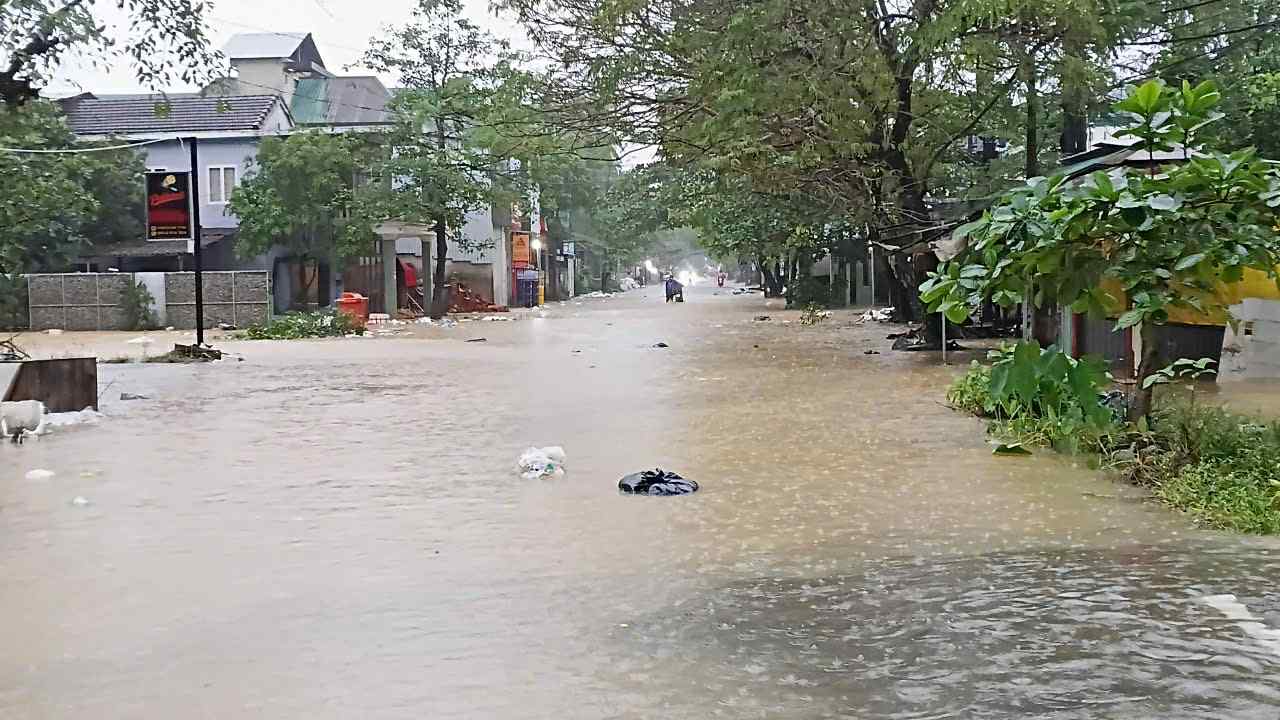 Lũ amp;#34;tập 3amp;#34; bắt đầu tại Huế, cảnh báo diễn biến phức tạp do bão Kalmaegi - 16