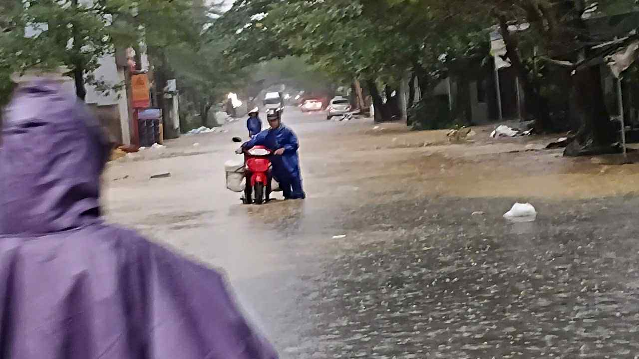 Lũ amp;#34;tập 3amp;#34; bắt đầu tại Huế, cảnh báo diễn biến phức tạp do bão Kalmaegi - 14