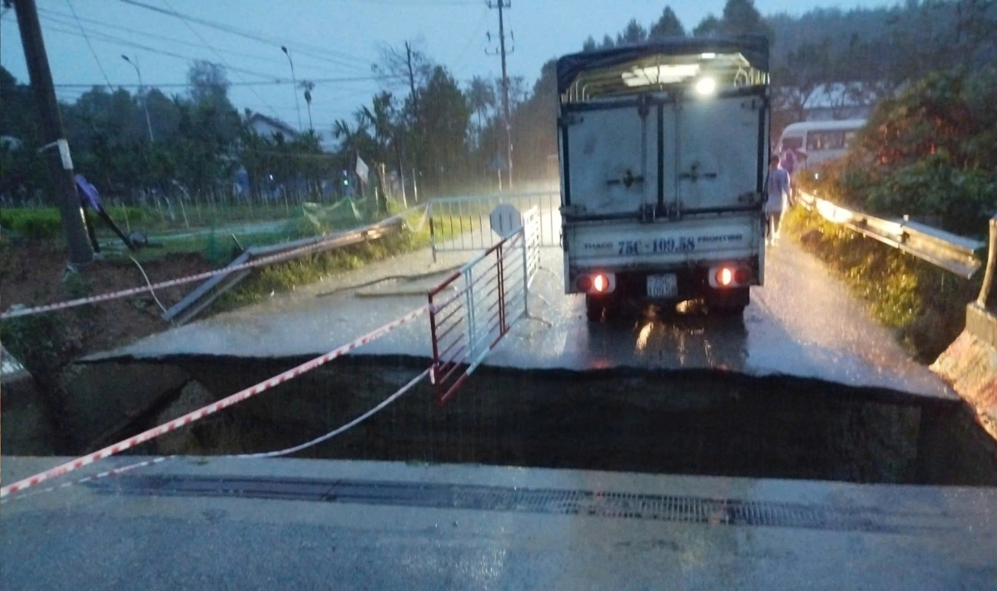 Xe tải bị mắc kẹt