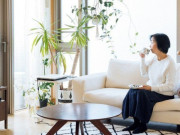 Yêu con - Nghỉ hưu, cụ bà trông cháu giúp con trai, được đưa đi du lịch: Sau bữa trưa cay đắng bà lặng lẽ mua vé về quê