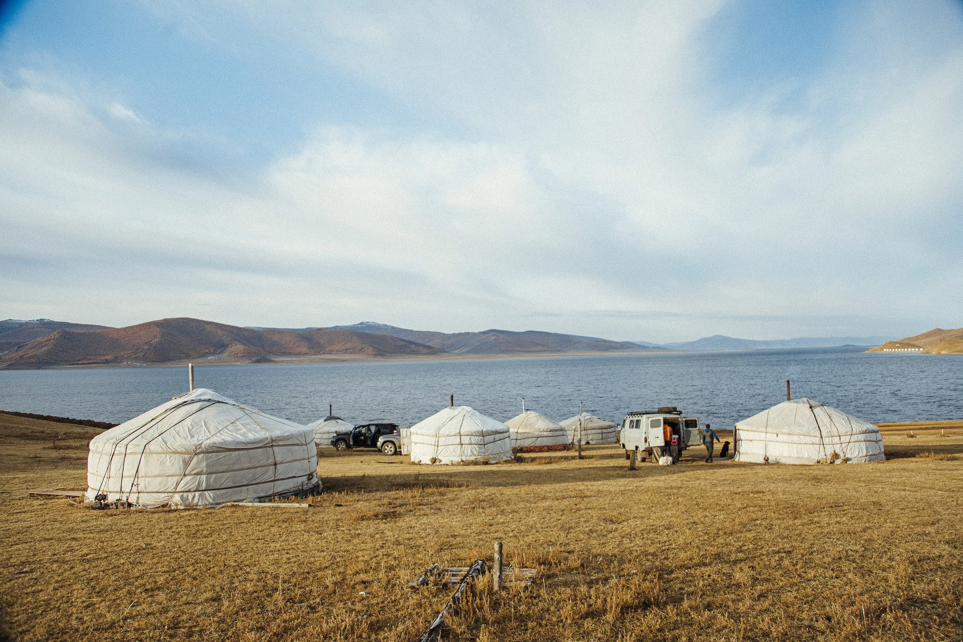 Khách Việt Đi Ngắm Thu Ở Mông Cổ: Ngày Say Xe Dữ Dội, Đêm Canh Củi Đốt Lò Một Khu Lều Của Người Dân Địa Phương, Nằm Cạnh Hồ Terkhiin Mà Anh Ninh Đã Ở. Tại Đây Không Có Điện Cũng Không Có Mạng