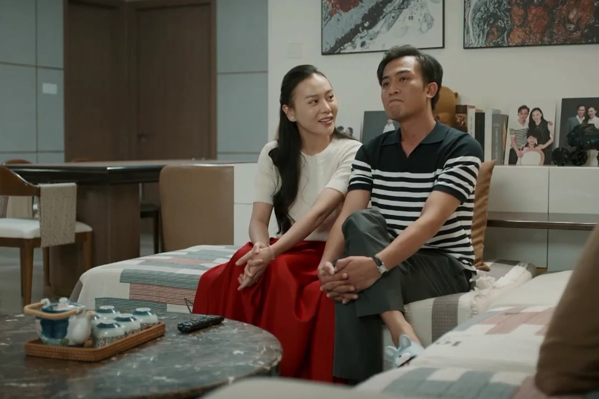 Cách mix áo dệt kim ngắn tay cùng chân váy xòe nhẹ nhàng tạo hình ảnh hào môn được Phương Oanh ưa chuộng qua nhiều tập phim.