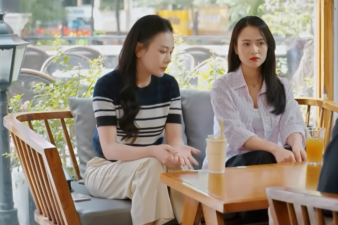 Cô thường chọn đồ từ các local brand hoặc hãng thời trang bình dân, tiết chế tối đa về màu sắc và kiểu dáng, tránh trông lòe loẹt hay phô trương.