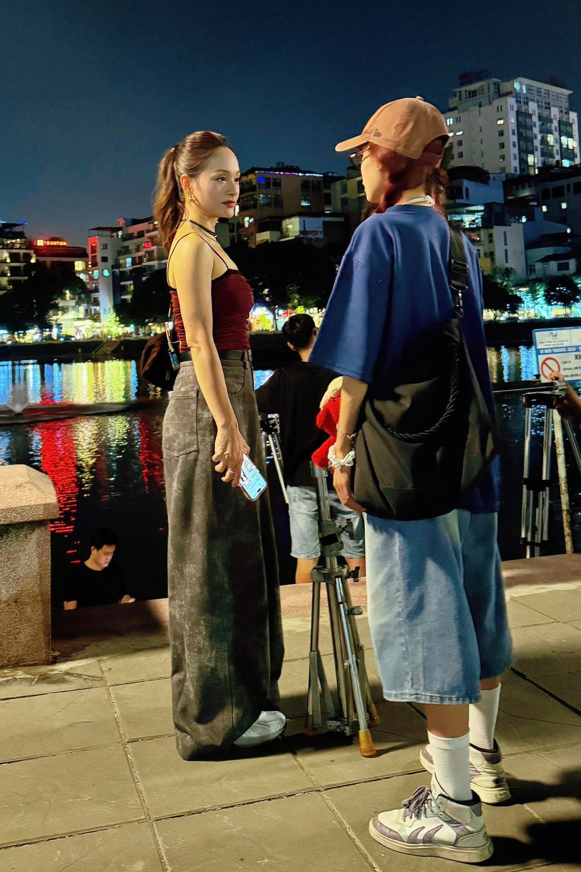 Đối lập với Phương Oanh, Lan Phương lột xác phong cách qua những bộ đồ cá tính, có phần ngổ ngáo.